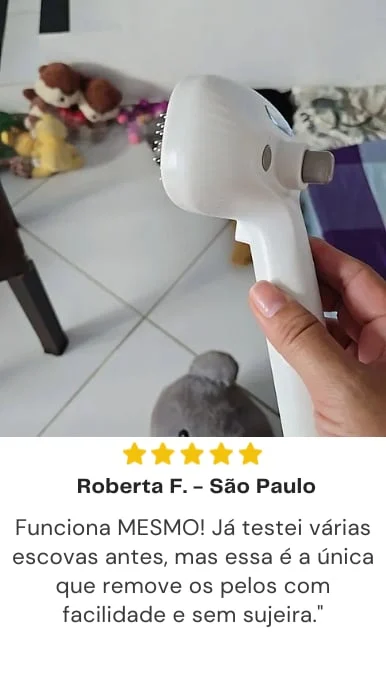 Cliente segurando a escova removedora de pelos